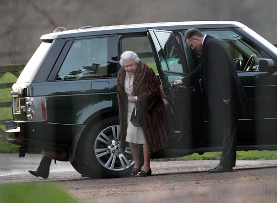 صور وفيديو الملكة اليزابيث بـ (معطف الفرو) تثير الغضب ومطالبتها بالتعلم من الاميرة ديانا! صورة رقم 2