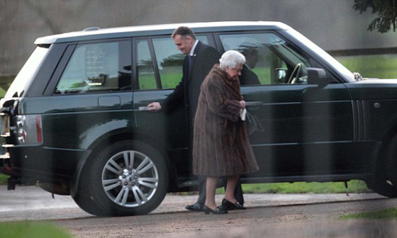 صور وفيديو الملكة اليزابيث بـ (معطف الفرو) تثير الغضب ومطالبتها بالتعلم من الاميرة ديانا! صورة رقم 3