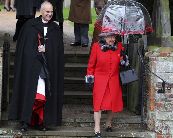 صور وفيديو الملكة اليزابيث بـ (معطف الفرو) تثير الغضب ومطالبتها بالتعلم من الاميرة ديانا! صورة رقم 7