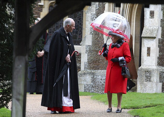 صور وفيديو الملكة اليزابيث بـ (معطف الفرو) تثير الغضب ومطالبتها بالتعلم من الاميرة ديانا! صورة رقم 8