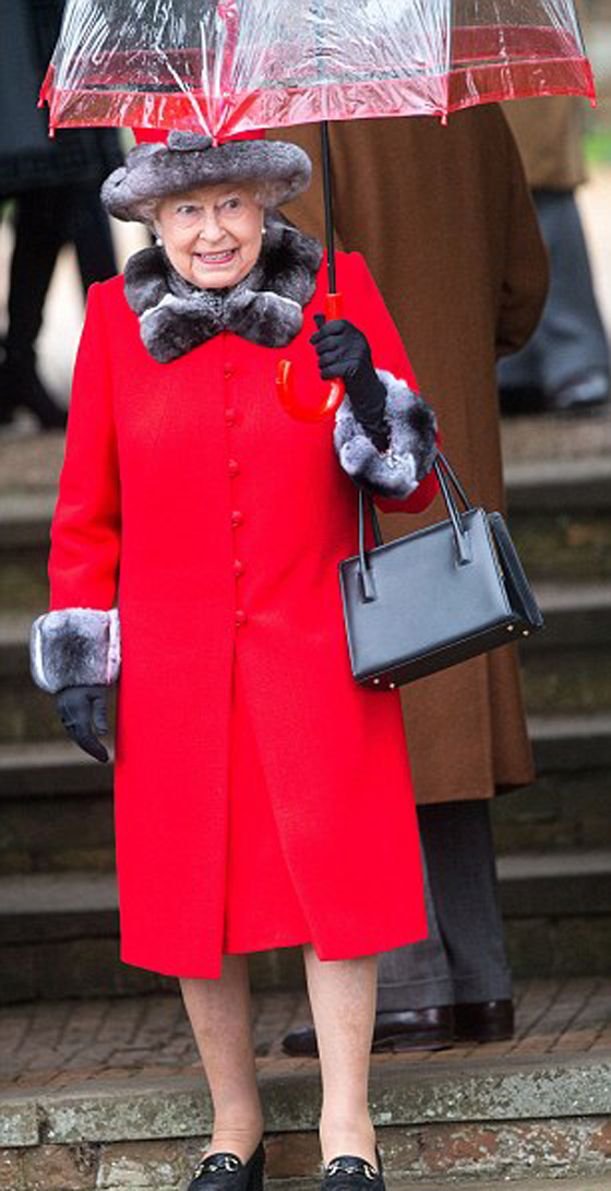 صور وفيديو الملكة اليزابيث بـ (معطف الفرو) تثير الغضب ومطالبتها بالتعلم من الاميرة ديانا! صورة رقم 12