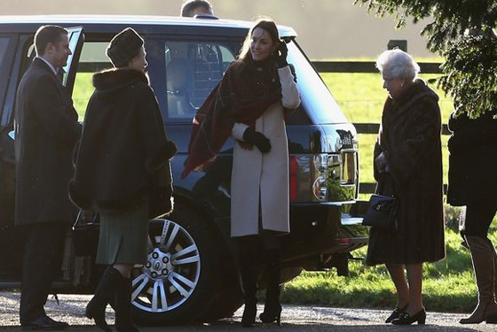 صور وفيديو الملكة اليزابيث بـ (معطف الفرو) تثير الغضب ومطالبتها بالتعلم من الاميرة ديانا! صورة رقم 4