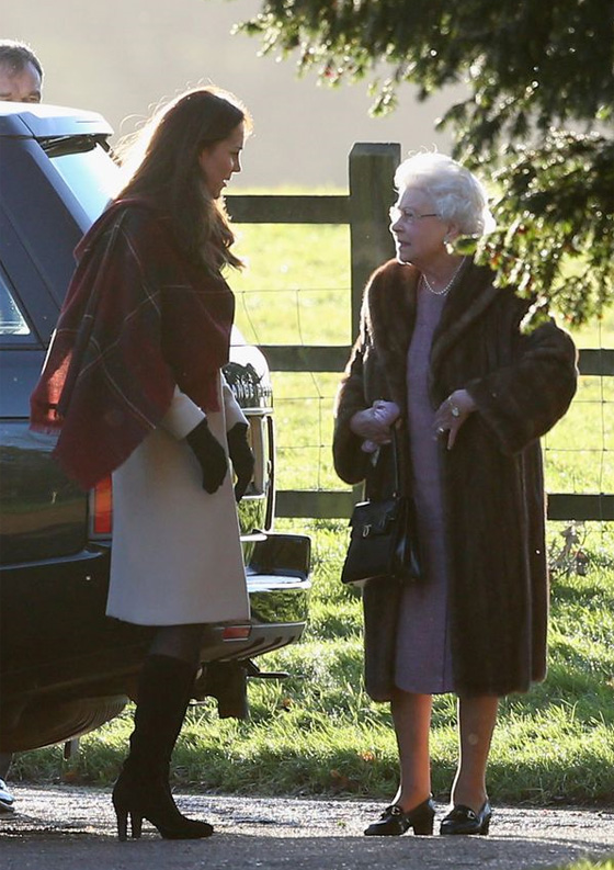 صور وفيديو الملكة اليزابيث بـ (معطف الفرو) تثير الغضب ومطالبتها بالتعلم من الاميرة ديانا! صورة رقم 5