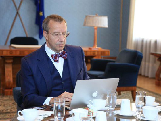 الرئيس الاستوني يعقد قرانه على موظفة في وزارة الدفاع بلاتفيا صورة رقم 7 الرئيس الاستوني يعقد قرانه على موظفة في وزارة الدفاع بلاتفيا صورة رقم 7