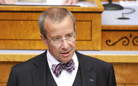 الرئيس الاستوني يعقد قرانه على موظفة في وزارة الدفاع بلاتفيا صورة رقم 8 الرئيس الاستوني يعقد قرانه على موظفة في وزارة الدفاع بلاتفيا صورة رقم 8