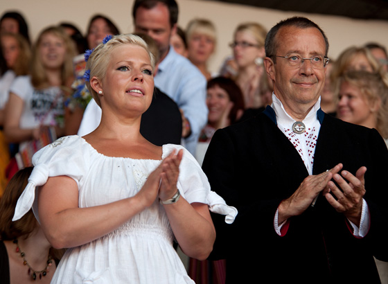 الرئيس الاستوني يعقد قرانه على موظفة في وزارة الدفاع بلاتفيا صورة رقم 9 الرئيس الاستوني يعقد قرانه على موظفة في وزارة الدفاع بلاتفيا صورة رقم 9