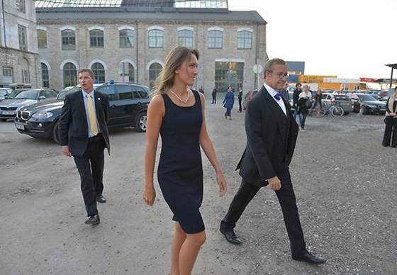 الرئيس الاستوني يعقد قرانه على موظفة في وزارة الدفاع بلاتفيا صورة رقم 3 الرئيس الاستوني يعقد قرانه على موظفة في وزارة الدفاع بلاتفيا صورة رقم 3