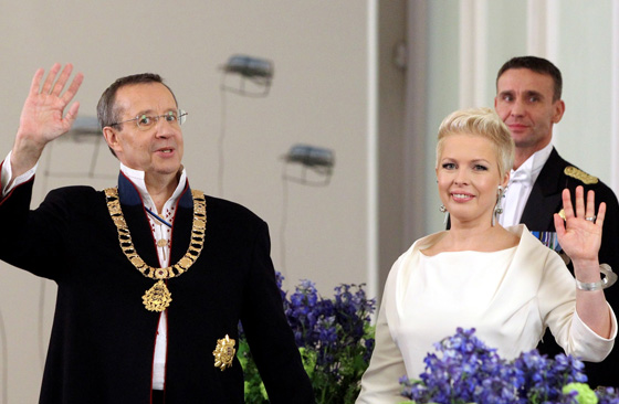 الرئيس الاستوني يعقد قرانه على موظفة في وزارة الدفاع بلاتفيا صورة رقم 12 الرئيس الاستوني يعقد قرانه على موظفة في وزارة الدفاع بلاتفيا صورة رقم 12