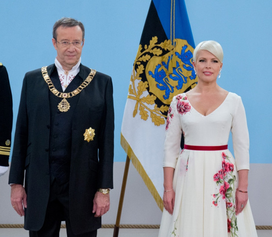 الرئيس الاستوني يعقد قرانه على موظفة في وزارة الدفاع بلاتفيا صورة رقم 13 الرئيس الاستوني يعقد قرانه على موظفة في وزارة الدفاع بلاتفيا صورة رقم 13