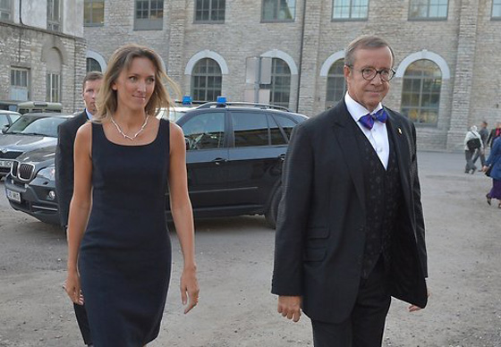 الرئيس الاستوني يعقد قرانه على موظفة في وزارة الدفاع بلاتفيا صورة رقم 4 الرئيس الاستوني يعقد قرانه على موظفة في وزارة الدفاع بلاتفيا صورة رقم 4