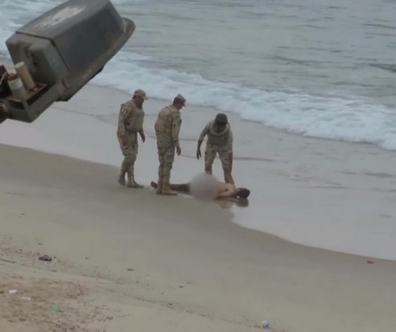 الشاب الغزي العاري الذي قتله الجيش المصري ليس مختلا عقليا بل يائس صورة رقم 2 الشاب الغزي العاري الذي قتله الجيش المصري ليس مختلا عقليا بل يائس صورة رقم 2