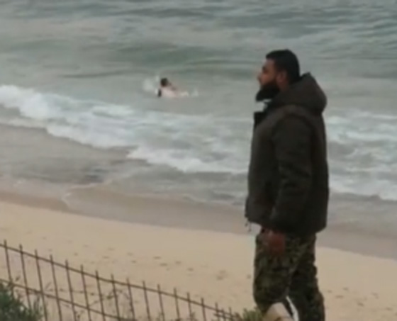 الشاب الغزي العاري الذي قتله الجيش المصري ليس مختلا عقليا بل يائس صورة رقم 1 الشاب الغزي العاري الذي قتله الجيش المصري ليس مختلا عقليا بل يائس صورة رقم 1