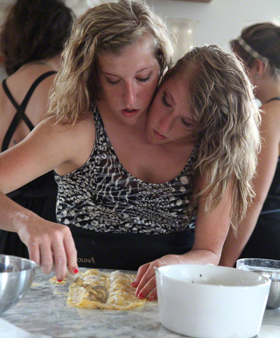 توأمان ملتصقتان تحظيان بحياة المشاهير بسبب حالتهما النادرة  صورة رقم 3