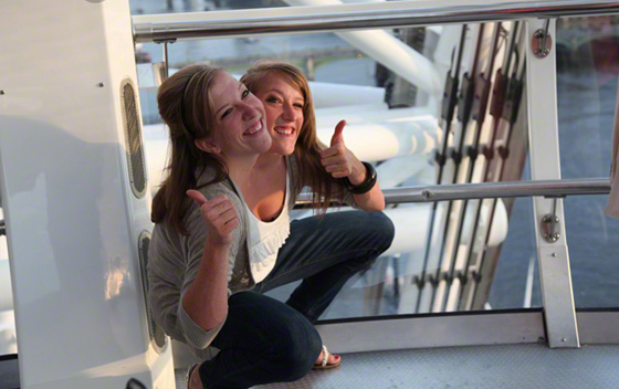 توأمان ملتصقتان تحظيان بحياة المشاهير بسبب حالتهما النادرة  صورة رقم 5