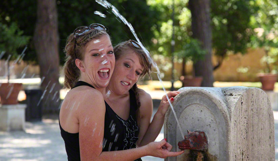 توأمان ملتصقتان تحظيان بحياة المشاهير بسبب حالتهما النادرة  صورة رقم 6