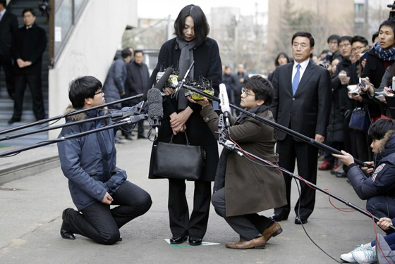 رئيس شرطة الطيران الكورية: اسف.. لم احسن تربية ابنتي واطلب الصفح صورة رقم 4