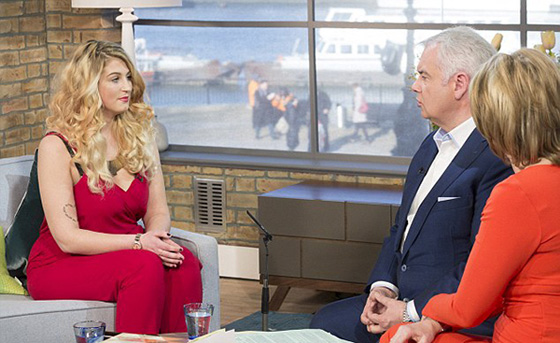 ام بريطانية تصبح ممثلة افلام اباحية لشراء هدية ثمينة لابنها الوحيد صورة رقم 5