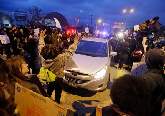 غضب واحتجاجات في نيويورك بعد تبرئة شرطي من قتل طفل اسود صورة رقم 6