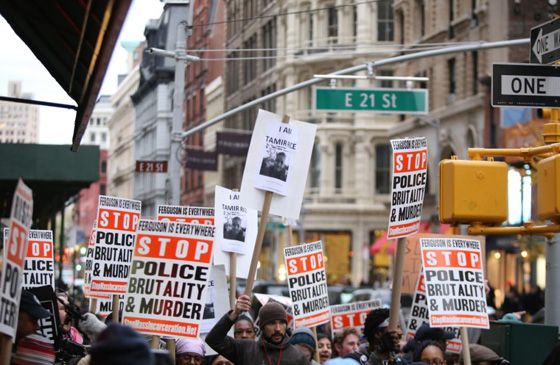 غضب واحتجاجات في نيويورك بعد تبرئة شرطي من قتل طفل اسود صورة رقم 10