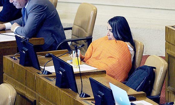 بطانية تحرج نائبة برلمانية وتدخلها دائرة الاستهتار والسخرية صورة رقم 2 بطانية تحرج نائبة برلمانية وتدخلها دائرة الاستهتار والسخرية صورة رقم 2