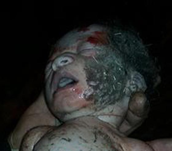 لقطات مؤلمة لام تقذف رضيعها من الطابق الثالث مثل كرة!! صورة رقم 1 لقطات مؤلمة لام تقذف رضيعها من الطابق الثالث مثل كرة!! صورة رقم 1