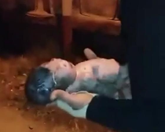 لقطات مؤلمة لام تقذف رضيعها من الطابق الثالث مثل كرة!! صورة رقم 2 لقطات مؤلمة لام تقذف رضيعها من الطابق الثالث مثل كرة!! صورة رقم 2