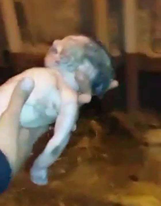 لقطات مؤلمة لام تقذف رضيعها من الطابق الثالث مثل كرة!! صورة رقم 4 لقطات مؤلمة لام تقذف رضيعها من الطابق الثالث مثل كرة!! صورة رقم 4