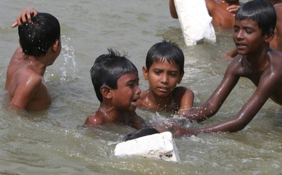 رقم مذهل.. حوالي الخمسين طفلا يغرقون يوميا في بنغلادش!! صورة رقم 2 رقم مذهل.. حوالي الخمسين طفلا يغرقون يوميا في بنغلادش!! صورة رقم 2