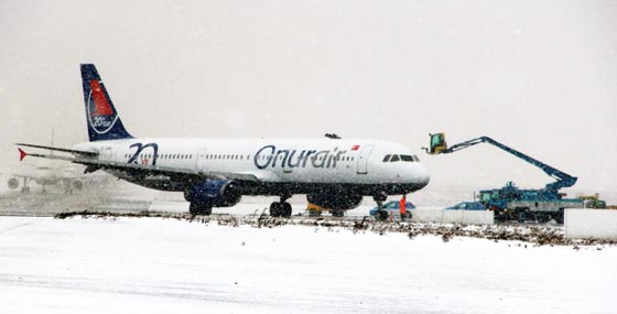 عاصفة ثلجية تركية تجمد الطائرات وتوقف الرحلات صورة رقم 1 عاصفة ثلجية تركية تجمد الطائرات وتوقف الرحلات صورة رقم 1