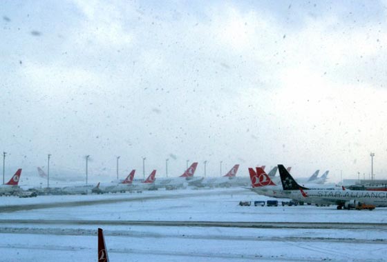 عاصفة ثلجية تركية تجمد الطائرات وتوقف الرحلات صورة رقم 3 عاصفة ثلجية تركية تجمد الطائرات وتوقف الرحلات صورة رقم 3