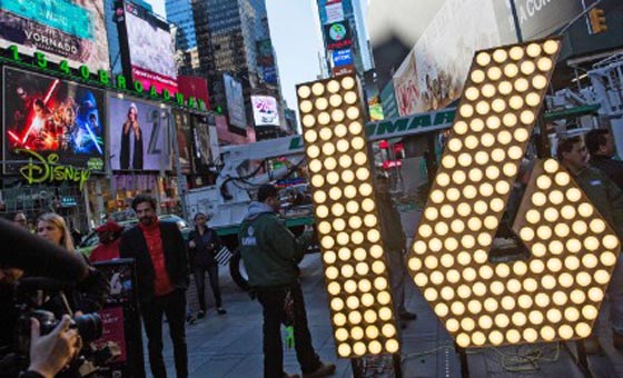 باريس تحتفل براس السنة رغم الهجمات الارهابية.. خلافا للعديد من العواصم صورة رقم 4 باريس تحتفل براس السنة رغم الهجمات الارهابية.. خلافا للعديد من العواصم صورة رقم 4