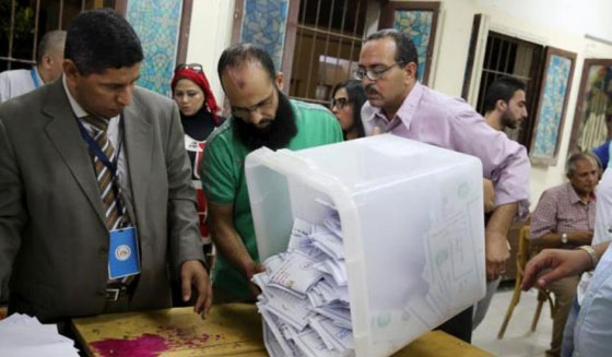 طرائف المصريين في الانتخابات.. عجوز تصوت للمرحوم وآخر يدخل مع حماره صورة رقم 30