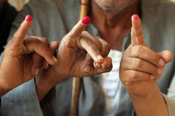 طرائف المصريين في الانتخابات.. عجوز تصوت للمرحوم وآخر يدخل مع حماره صورة رقم 24