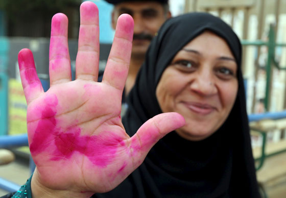 طرائف المصريين في الانتخابات.. عجوز تصوت للمرحوم وآخر يدخل مع حماره صورة رقم 20