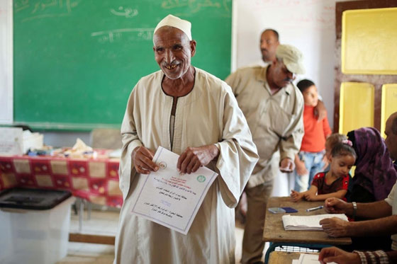 طرائف المصريين في الانتخابات.. عجوز تصوت للمرحوم وآخر يدخل مع حماره صورة رقم 19