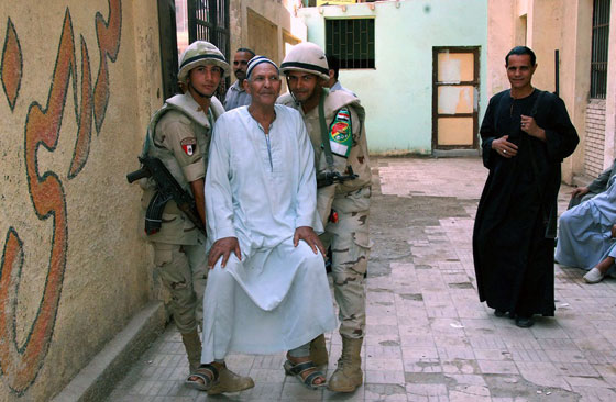 طرائف المصريين في الانتخابات.. عجوز تصوت للمرحوم وآخر يدخل مع حماره صورة رقم 28