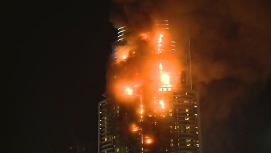 حريق هائل في ناطحة سحاب مجاورة لاعلى مبنى في العالم بدبي صورة رقم 1 حريق هائل في ناطحة سحاب مجاورة لاعلى مبنى في العالم بدبي صورة رقم 1