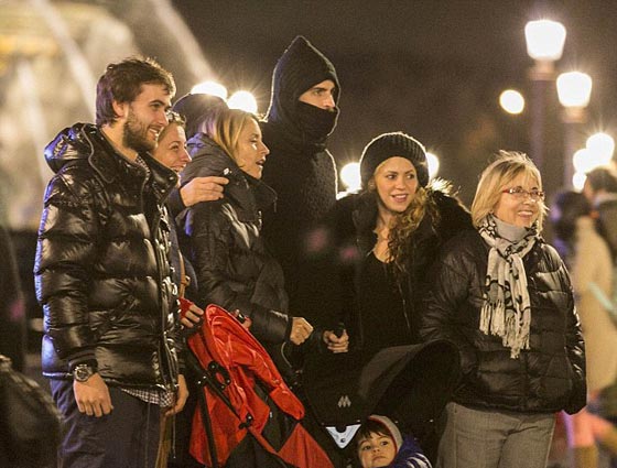 شاكيرا تحتفل مع بيكيه والاصدقاء برأس سنة باريسية صورة رقم 3