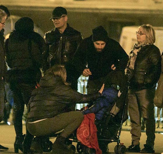 شاكيرا تحتفل مع بيكيه والاصدقاء برأس سنة باريسية صورة رقم 4