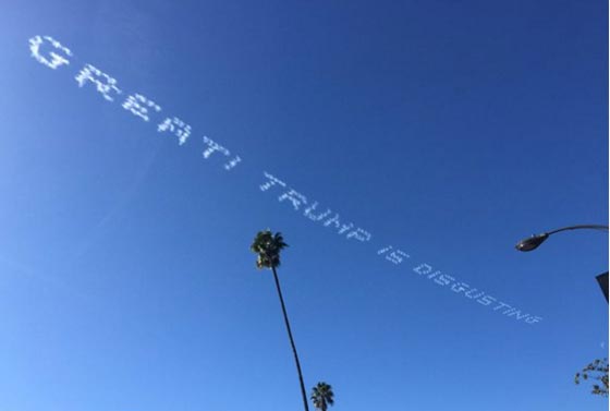  طائرات تكتب عبارات ضد دونالد ترامب في سماء كاليفورنيا صورة رقم 4