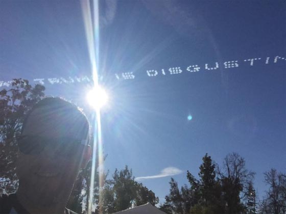  طائرات تكتب عبارات ضد دونالد ترامب في سماء كاليفورنيا صورة رقم 2