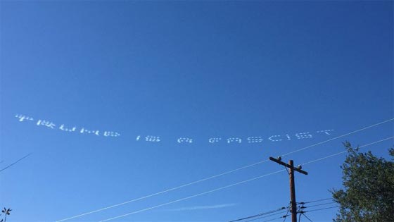  طائرات تكتب عبارات ضد دونالد ترامب في سماء كاليفورنيا صورة رقم 3