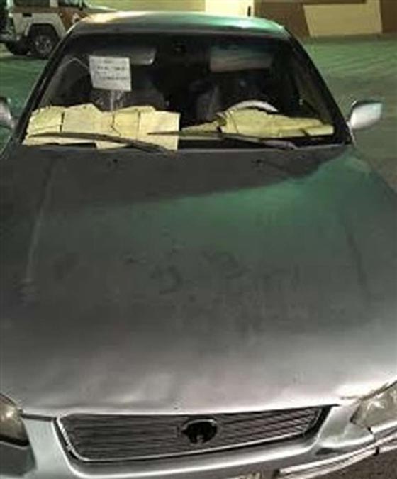 سعودي يزين واجهة سيارة الامامية بـ 72 مخالفة سير صورة رقم 1