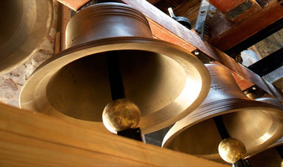 صور اغرب 10 احتفالات راس السنة: النوم في المقابر، كسر المقاعد وحرق شخصية مشهورة! صورة رقم 8