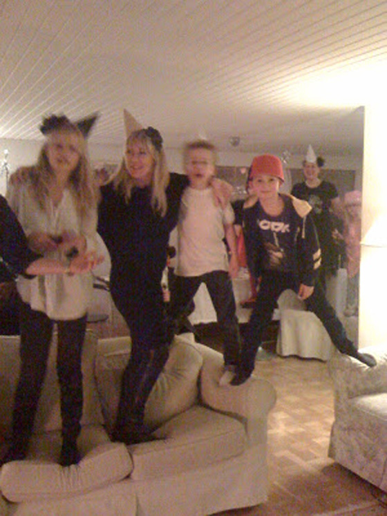 صور اغرب 10 احتفالات راس السنة: النوم في المقابر، كسر المقاعد وحرق شخصية مشهورة! صورة رقم 6