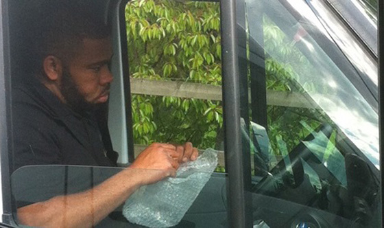 سائق شاحنة يبتكر طريقة فريدة للتنفيس عن غضبه، بالضغط على الفقاعات صورة رقم 1