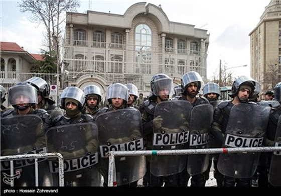 ايرانيون يهاجمون السفارة السعودية في طهران ويمطرونها بالنار صورة رقم 2