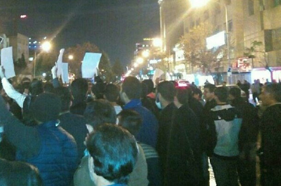 ايرانيون يهاجمون السفارة السعودية في طهران ويمطرونها بالنار صورة رقم 3