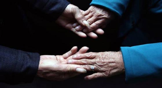  حب في التسعين يعيد الامل لمسنة وثري يتبرع للعاشقين بخاتم الماس صورة رقم 2