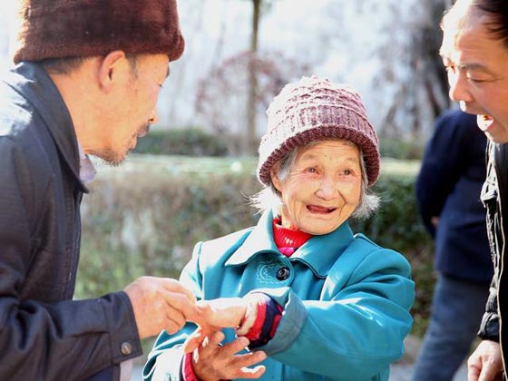  حب في التسعين يعيد الامل لمسنة وثري يتبرع للعاشقين بخاتم الماس صورة رقم 3
